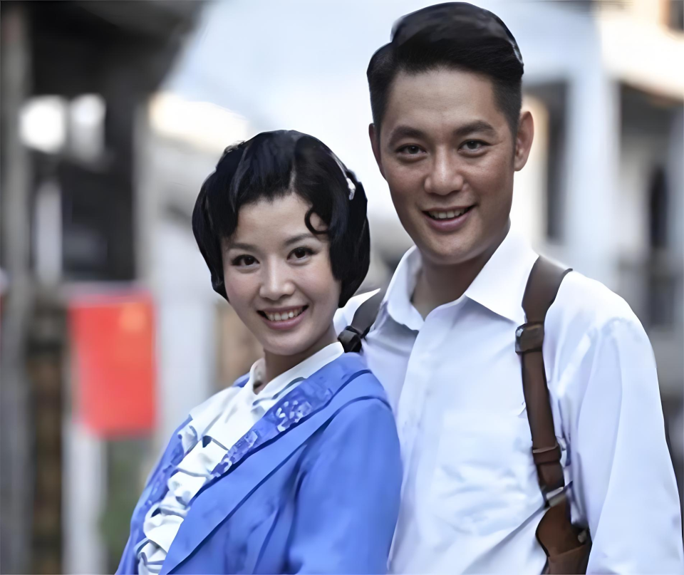 开云体育-49岁程愫近况曝光!与傅程鹏离婚已9年,如今与15岁儿子相依为命